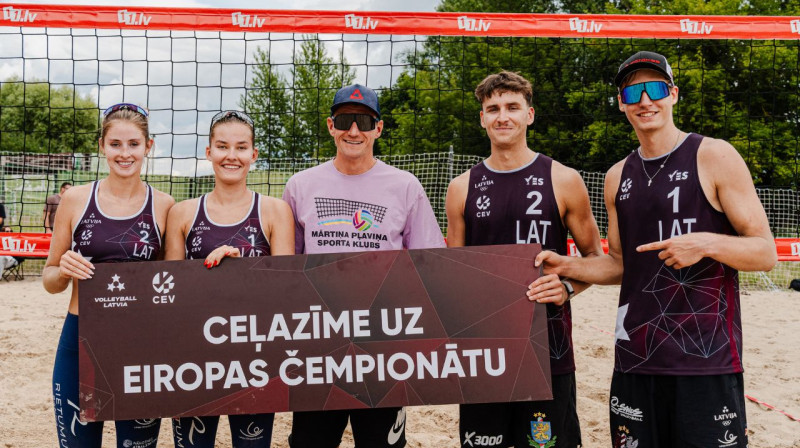 Treneris Mārtiņš Pļaviņš ar U22 EČ kvalifikācijas uzvarētājiem. Foto: Kristaps Platačs, LVF