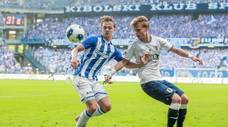 Poznaņas "Lech" aizsargs Roberts Gumnijs cīņā pret Orhūsas 19 gadīgo uzbrucēju Frederiku Emmeriju. Foto: Jakub Piasecki/Newspix/Scanpix