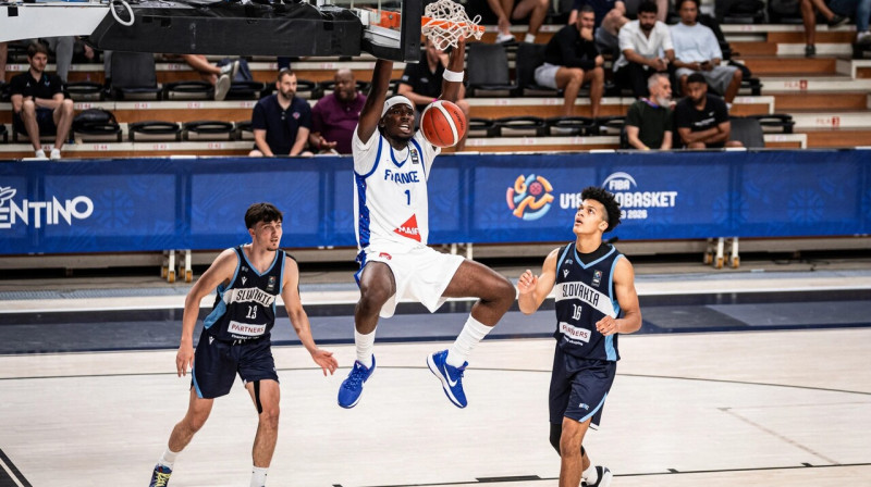 Francijas U18 valstsvienības uzbrucējs Igo Jimgā Eiropas meistarsacīkšu astotdaļfinālā pret Slovākijas jauniešiem. Foto: FIBA
