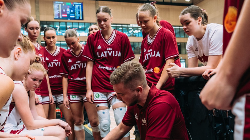 Elvis Brokāns un U16 meitenes. Foto: Edvards Dominiks Janītis