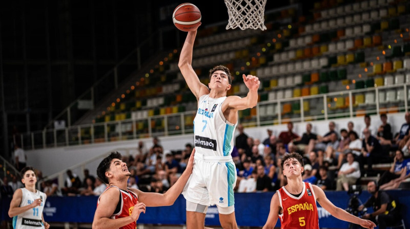 Slovēnis Makss Ciperle uzbrukumā Eiropas U18 meistarsacīkšu pusfinālā pret Spānijas valstsvienību. Foto: FIBA