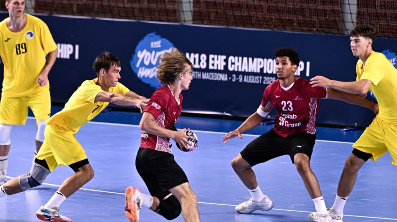 Latvijas U18 valstsvienības handbolisti uzbrukumā. Foto: Denis Dukovski/Ракометна Федерација на Македонија (РФМ/RFM)