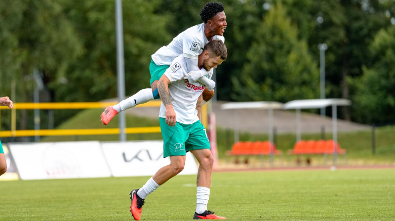 Jevgenijs Miņins pēc filigrāna vārtu guvuma Jelgavā. Foto: Kristians Putniņš/FK Auda