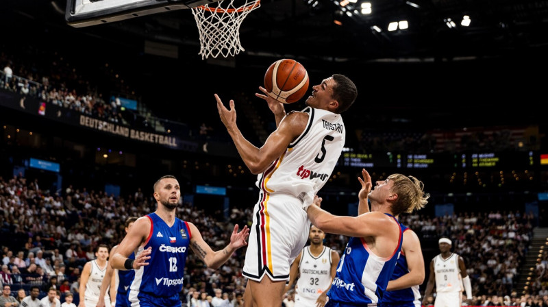 Vācijas valstsvienības basketbolists Tristans da Silva ar bumbu cīņā pret čehiem. Foto: Steffie Wunderl/Picture Alliance/Scanpix
