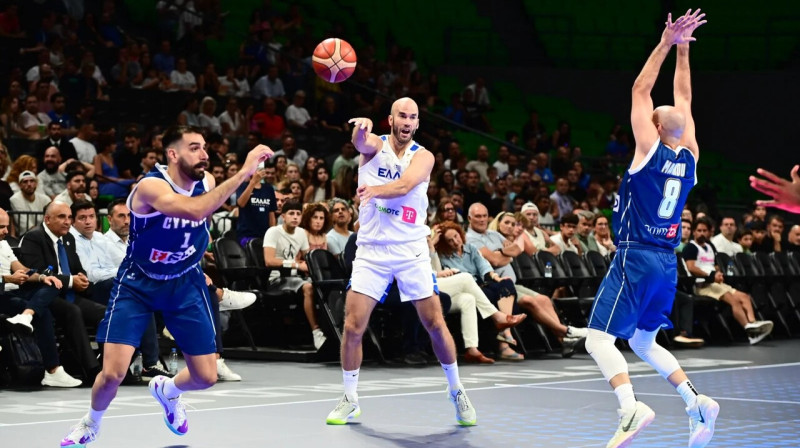 Grieķis Niks Kalatess uzbrukumā cīņā pret Kipras valstsvienību. Foto: Ελληνική Ομοσπονδία Καλαθοσφαίρισης (E.O.K.)/Grieķijas Basketbola federācija