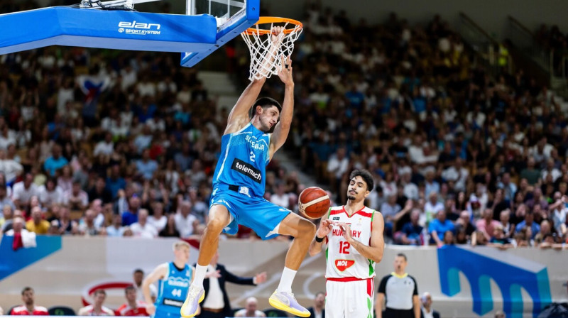 Slovēnis Martins Krampeļs cīņā pret ungāriem. Foto: FIBA