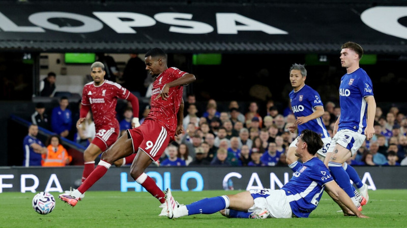 Aleksanders Īsaks pirms Liverpūles vārtu guvuma Ipsvičā. Foto: Paul Childs/Reuters/Scanpix