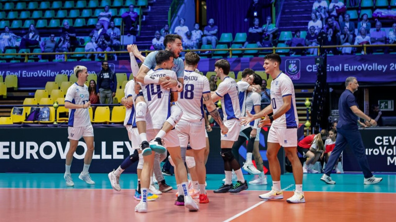 Grieķu volejbolisti pēc negaidītas uzvaras pār Slovēnijas izlasi. Foto: CEV