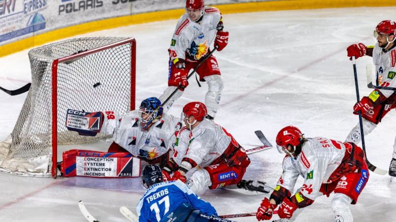 Jānis Švanenbergs (Nr. 10) noskatās kā ripa ielido Grenobles vārtos. Foto: Serge Gleize