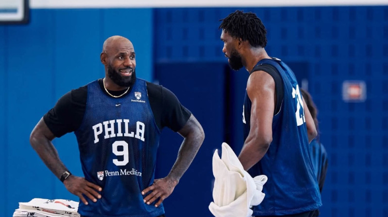 Lebrons Džeimss un Džoels Embīds. Foto: Philadelphia 76ers
