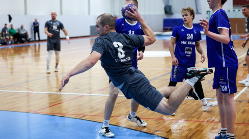 Ogrēniešu vārtiem uzbrūk Sandis Oto. Foto: Ritvars Raits