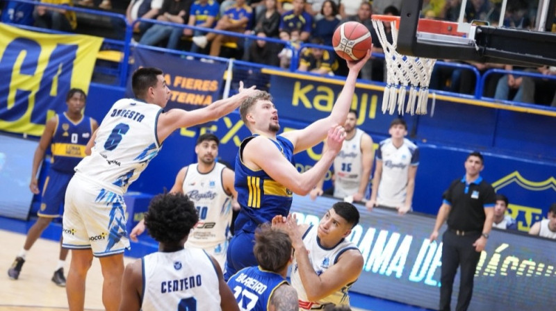 Krišs Helmanis uzbrukumā. Foto: Boca Básquet