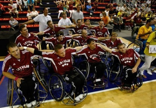 Latvijas ratiņbasketbola izlase zaudē Lietuvai, taču iekļūst pusfinālā