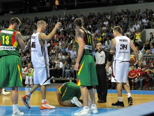 Otrajā reizē Latvijas basketbolisti pieveic Lietuvu