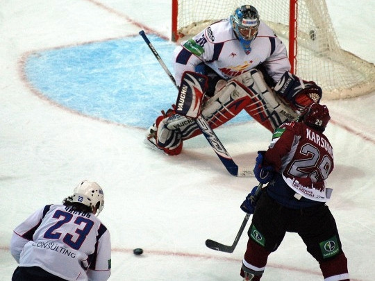 Karsuma debijā "Dinamo" pārspēj KHL vicelīderus