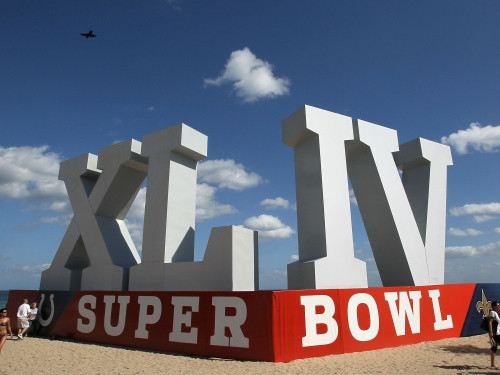 Šonakt ASV gada sporta notikums - "Super Bowl"