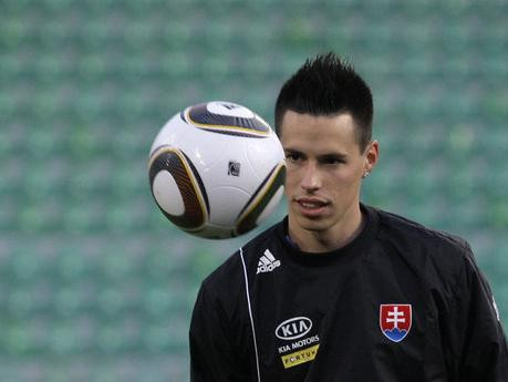 Slovākijas futbolistus pirms mača ar Latviju apmāca, kā runāt ar medijiem