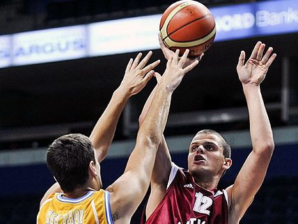 U-18 basketbolistiem cīņa par uzvaru grupā