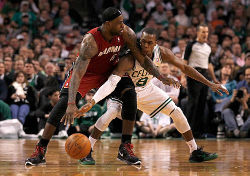 Rondo triple double, "Celtics" trešo reizi sezonā pārspēj "Heat"