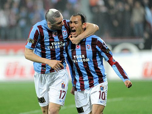 Čempione aptur ''Fenerbahce'' iespaidīgo sēriju, ''Trabzonspor'' atkal līdere