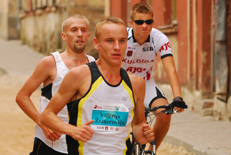 Latvijas rekordisti Žolnerovičs un Prokopčuka skries Kuldīgas pusmaratonā