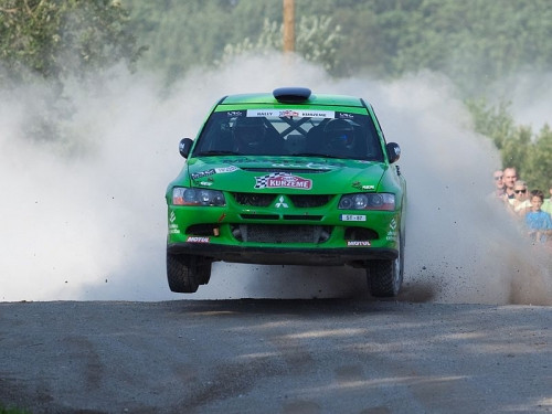 Svilis/Aizsilnieks rallija ''Kurzeme 2011'' finišā starp divām WRC automašīnām