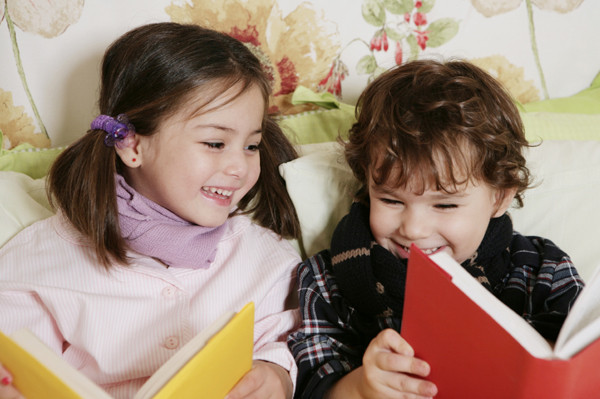 Kā izveidot labu bērna bibliotēku mājās un iemācīt bērnam lasītprieku