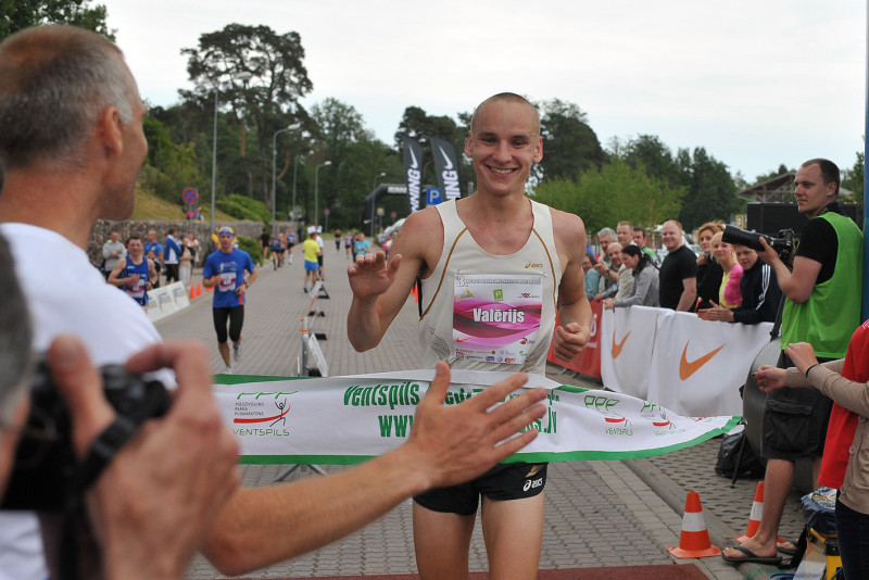 Ventspils pusmaratonā ar jaunu trases rekordu uzvar Žolnerovičs