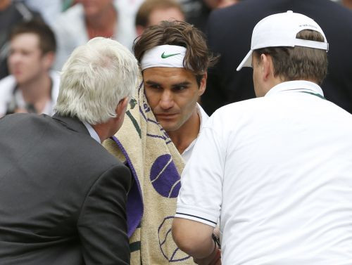 Spītējot muguras savainojumam, Federers sasniedz ceturtdaļfinālu