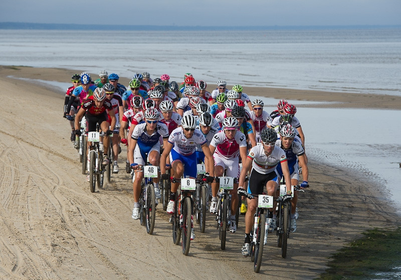 SMSCredit.lv Jūrmalas MTB maratonā uzvaru izcīna Leo-Pinto un Dana Rožlapa