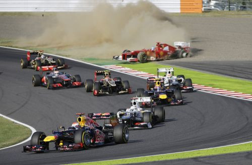 Fetels trešo reizi triumfē Japānā, Alonso atkal izstājas pirmajā līkumā