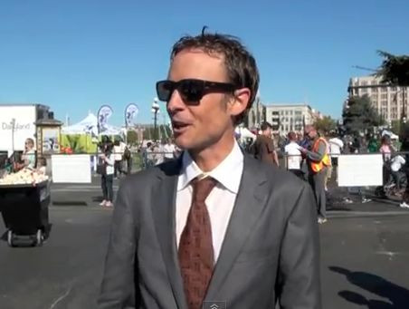 Video: Labots pasaules rekords maratonā skriešanā ar uzvalku