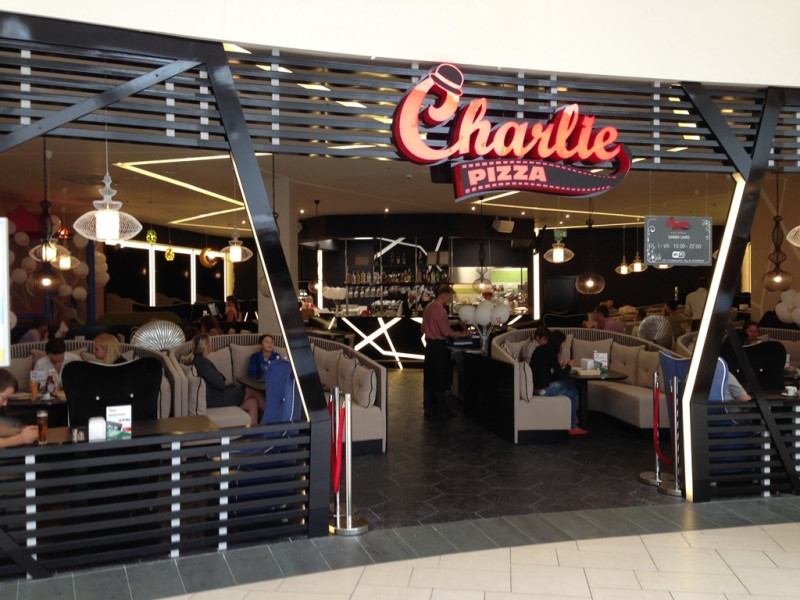 Rīgā durvis vēris jauns „Charlie pizza“ restorāns ar atvērtā tipa virtuvi