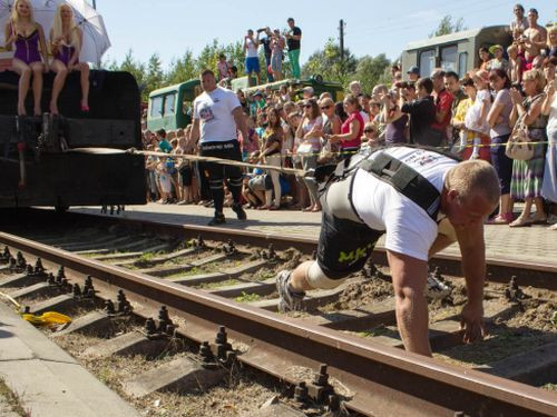 Spēkavīri gandrīz 12 metrus novelk lokomotīvi un uzstāda Eiropas rekordu