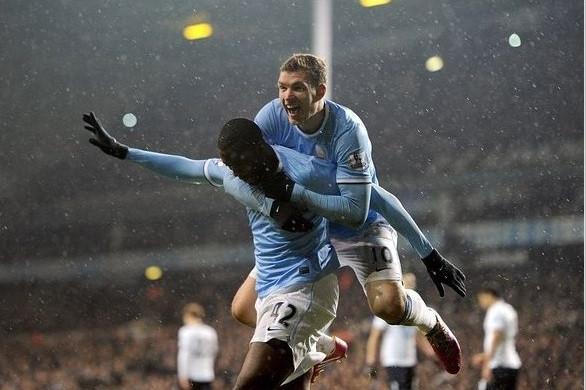 "City" grauj "Tottenham" un kļūst par līderi, "Chelsea" zaudē punktus