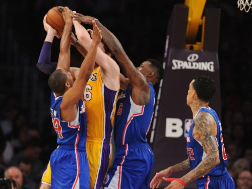 "Clippers" grauj ar +48, sagādā "Lakers" visu laiku smagāko sakāvi