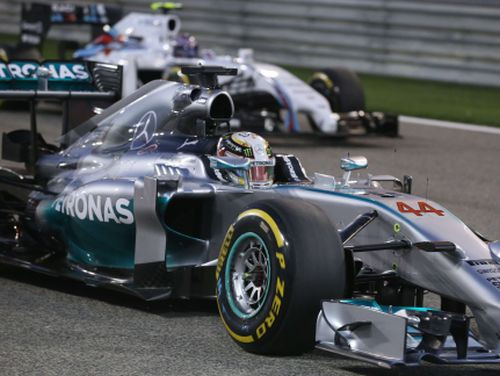 Iespaidīgajā "Mercedes" divcīņā Bahreinā triumfē Hamiltons