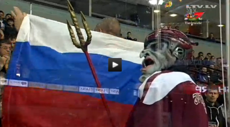 Pārbaudes spēlēs pret krieviju Arēnā Rīga aizliedza ienest Ukrainas karogus!!