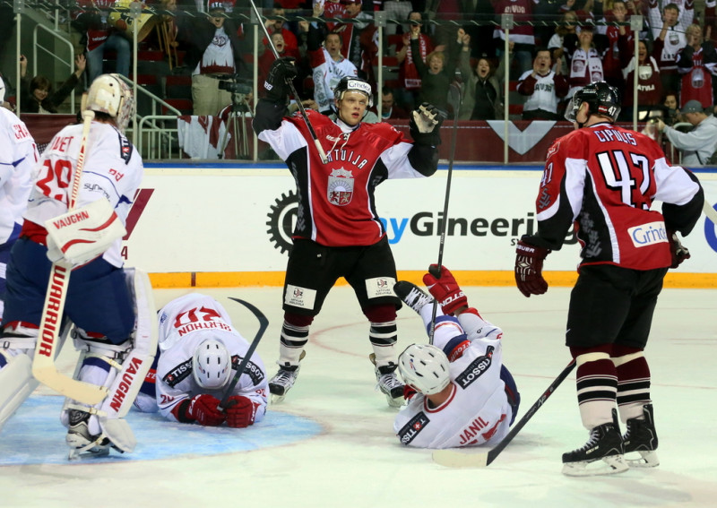 Latvijas hokeja izlasei pirmajā spēlē uzvara pār frančiem