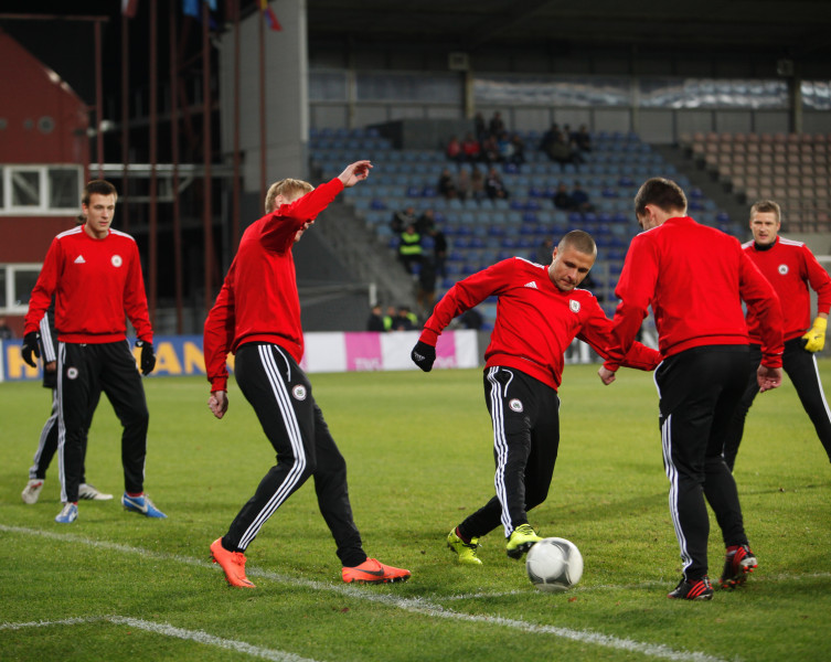 Latvijas futbolisti pirms Baltijas kausa spēles iesildīsies kreklos ar līdzjutēju novēlējumiem