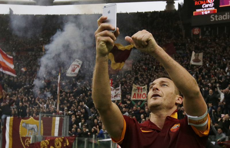 "Juventus" uzvar Neapolē, Toti "Roma" glābšanu iemūžina ar selfiju