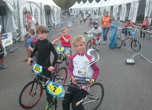 Latvijas jaunākajiem BMX braucējiem sudraba godalga un deviņi finālisti pasaules čempionātā