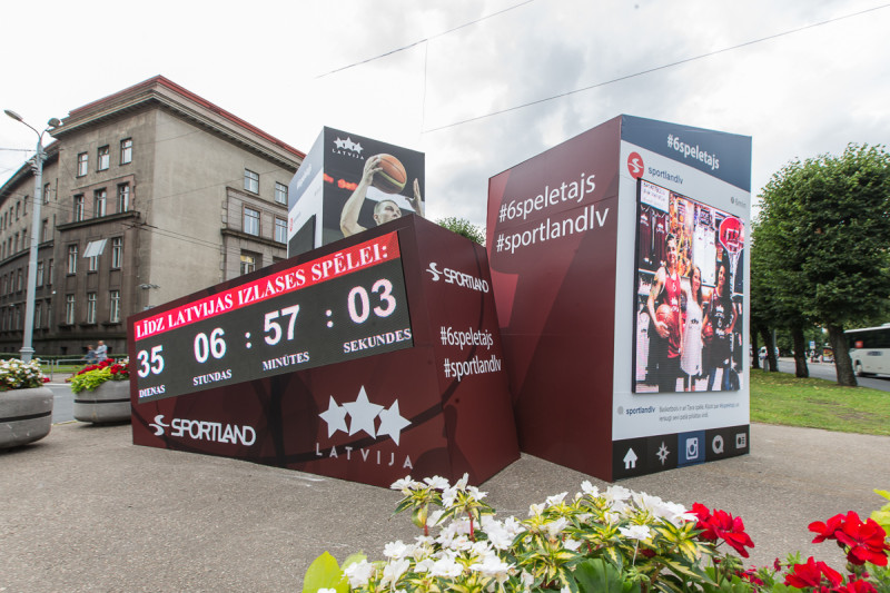 Basketbola pulkstenis Rīgas centrā skaita laiku līdz valstsvienības pirmajai spēlei EuroBasket2015