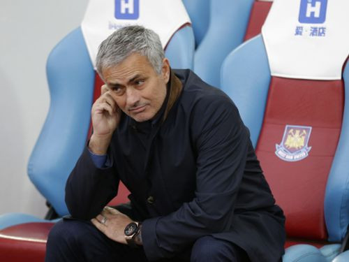 Mourinju tiek izraidīts, "Chelsea" mazākumā zaudē "West Ham"