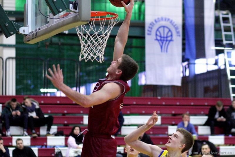 Garozam "double-double" puslaikā, U18 izlase atsit igauņu pretuzbrukumus