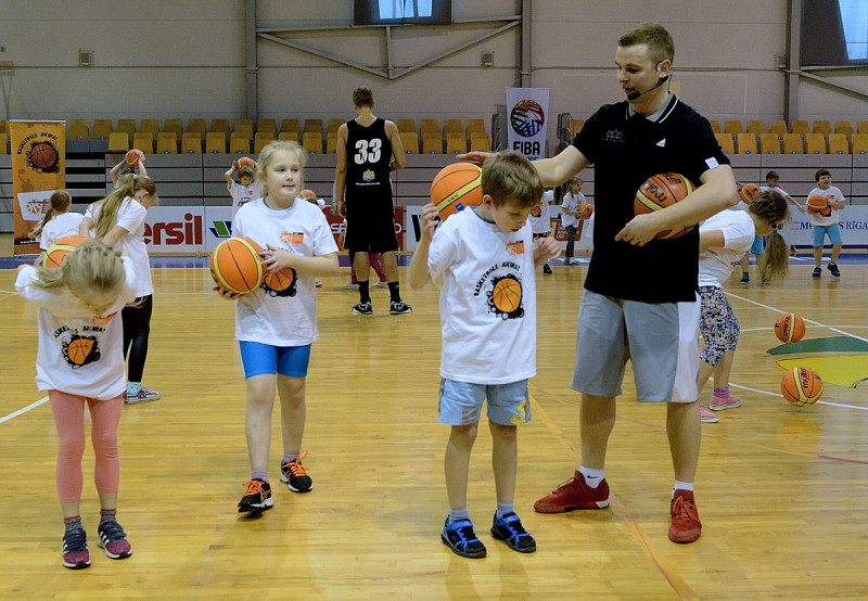 “VEF Rīga” spēlētāji aicina trenēties basketbolā