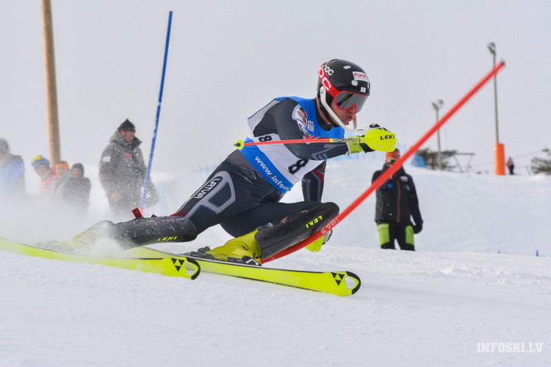 Atkal divi Latvijas kalnu slēpotāji simtniekā pasaules rangā slalomā