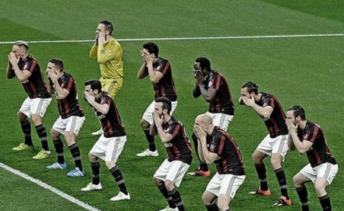 Milānas "futbolisti" pirms spēles dejo Jaunzēlandes kaujas deju