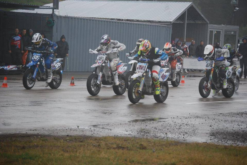 Latvijas supermoto čempionātā pārliecinoši līderi, Pumpurs izcīna Baltijas kausu