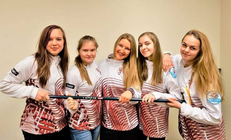 Pasaules kērlinga čempionātā junioriem Latvijai uzvara un zaudējums
